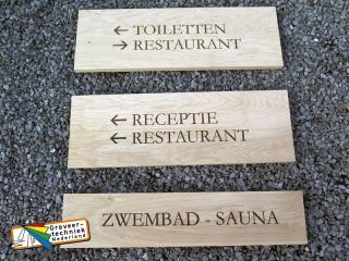 Gravures bewegwijzering hotel, planken uit eiken hout